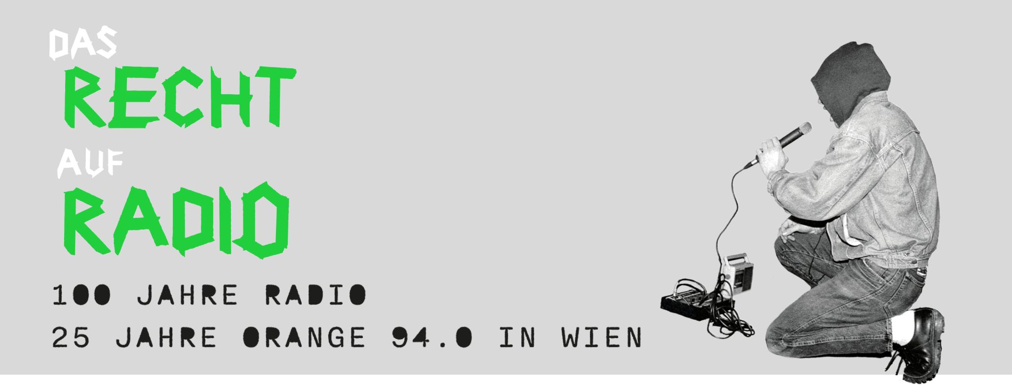 Text: Das Recht auf Radio, 100 Jahre Radio und 25 Jahre ORANGE 94.0 daneben ein schwarz weiß Foto einer Person, die kniend in ein Mikrofon spricht