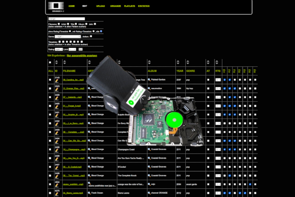 Mikrofon und Festplatte vor einem Screenshot der Musikdatenbank von ORANGE 94.0